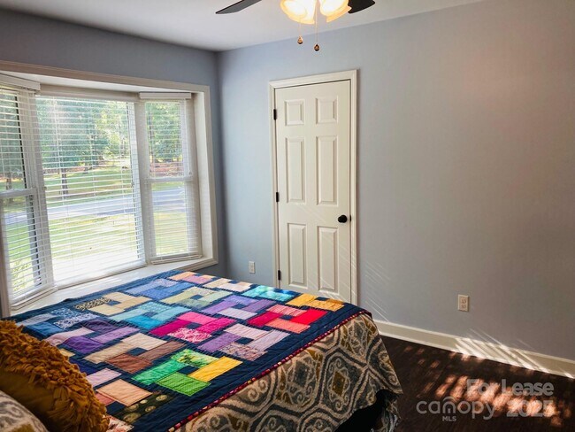 Building Photo - 4969 Moonlite Bay Dr