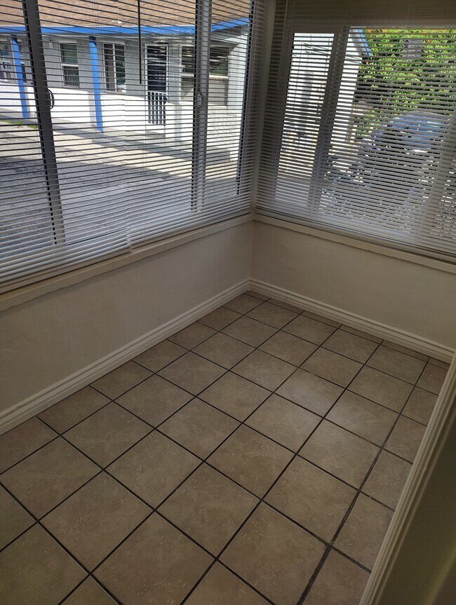 Building Photo - 818 E Rte 66