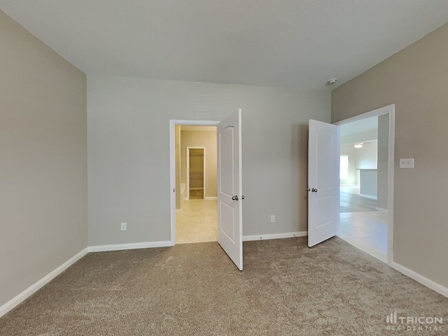 Building Photo - 1327 Tamarack Dr