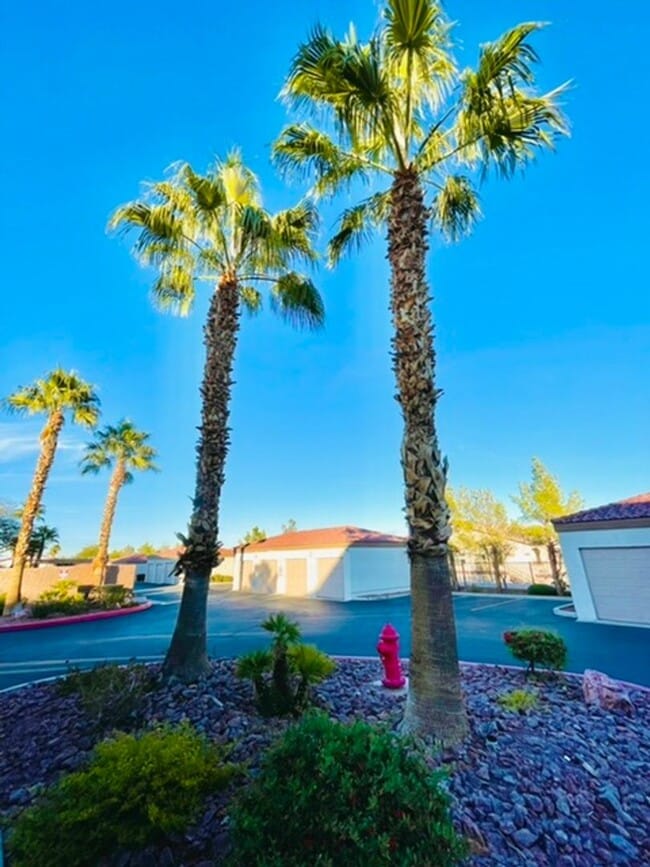 Building Photo - 2305 W Horizon Ridge Pkwy
