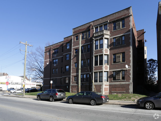 Building Photo - Pine Court Apartment