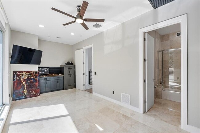 Building Photo - 3270 NE 15th St