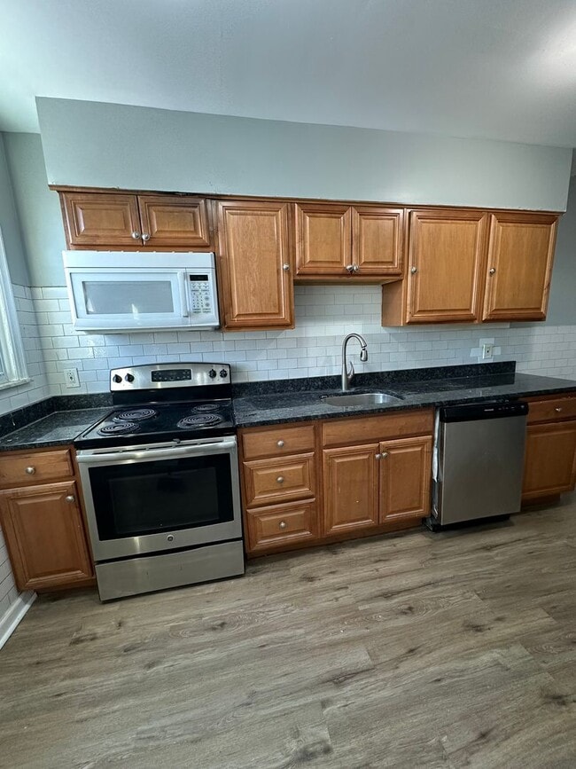 Building Photo - Beautiful renovated 4 bed, 2 full bath