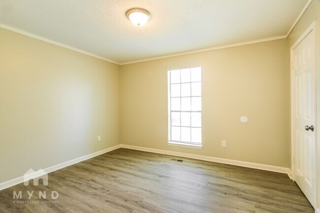 Building Photo - 2708 Laburnum Dr