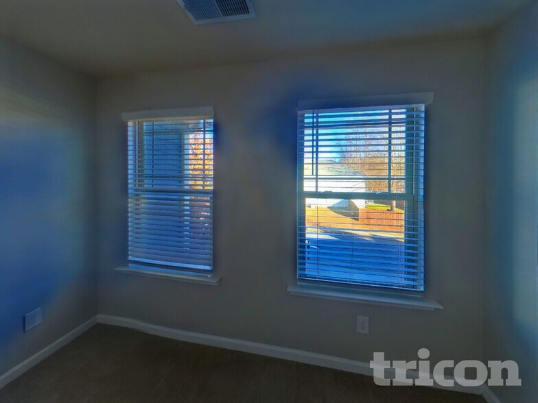 Building Photo - 207 Stillwood Dr