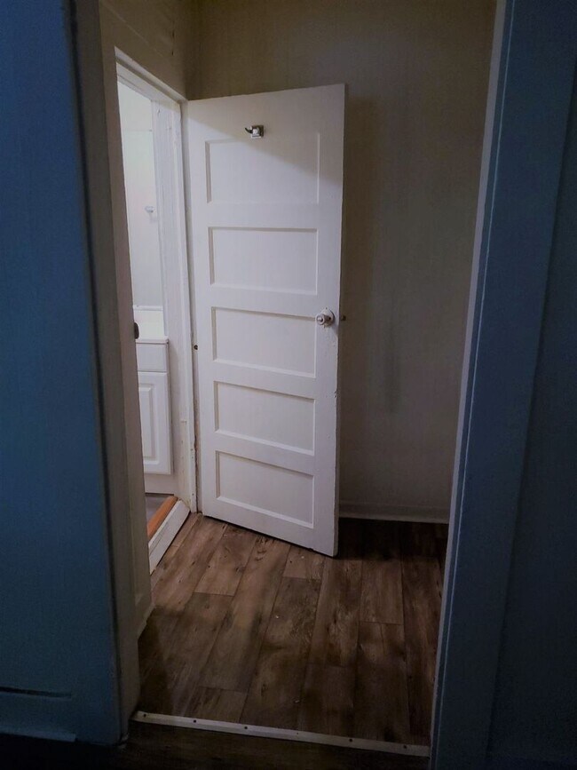 Building Photo - 1500 W 4th St