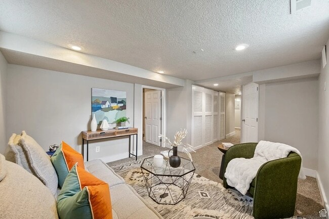 Building Photo - 1980 Downington Ave S