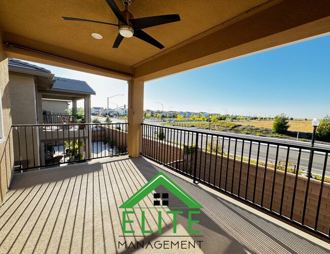 Building Photo - Spacious and Modern 4-Bedroom Home in Desi...