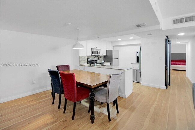 Building Photo - 1621 Collins Ave