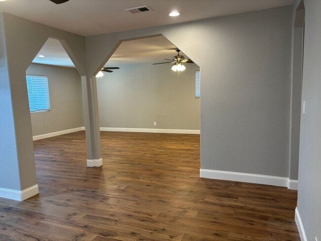 Building Photo - Terrific Brentwood location at the end of ...