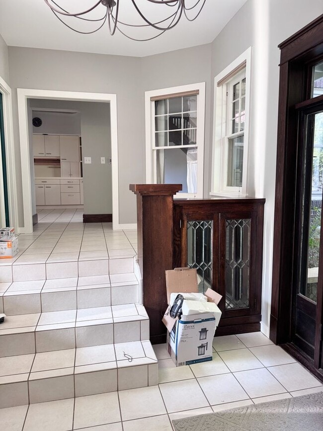 Building Photo - 3 bed 2.5 bath with the perfect blend of c...
