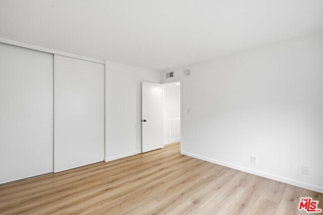 Building Photo - 1423 S Bentley Ave