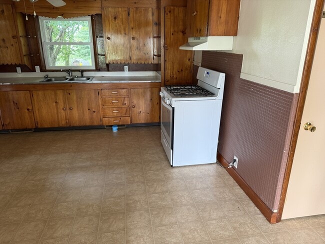 Building Photo - 403 Rose Ln