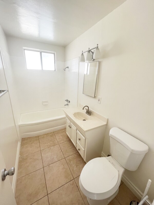 Building Photo - 835 S Oaks Ave