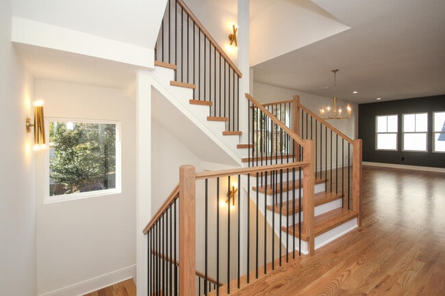 Building Photo - 1110 Greenleaf Ave