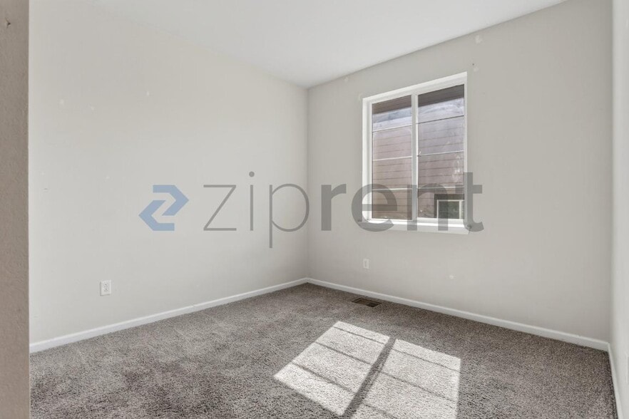 Building Photo - Unit