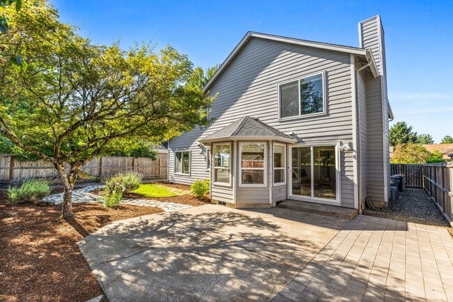 Building Photo - Month to Month Beautiful Spacious 3bed 2.5...