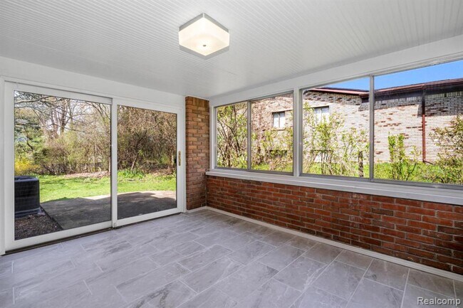 Building Photo - 2700 Colonial Way