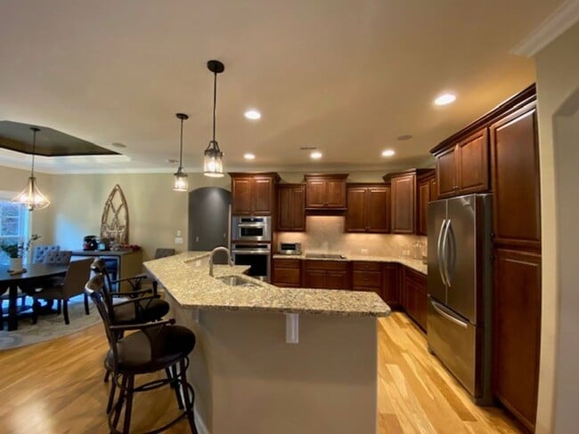 Building Photo - Beautiful Fully Furnished 3 bed 2 bath hom...