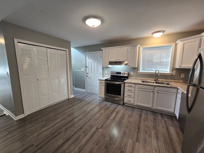 Building Photo - Updated 3 Bedrooms, 1.5 Bathrooms on a Dou...