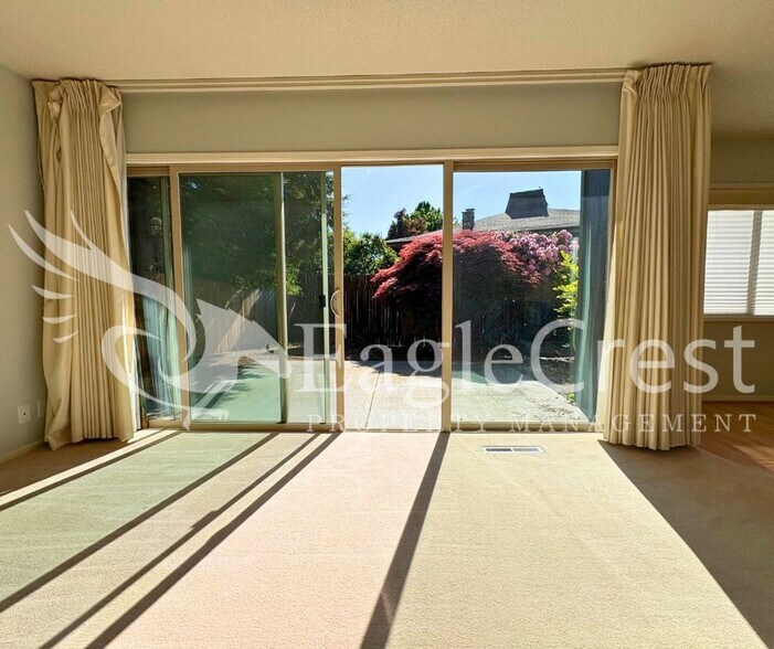 Building Photo - Convenient 3 Bedroom 2 Bathroom Condo Living With POOL Access
