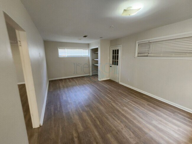 Building Photo - Compeltely Remodeled 3 Bedroom 3 Bathroom