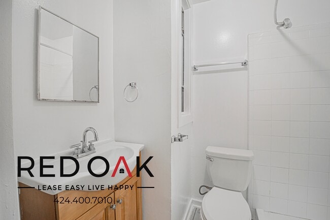 Building Photo - 250 Loma Dr