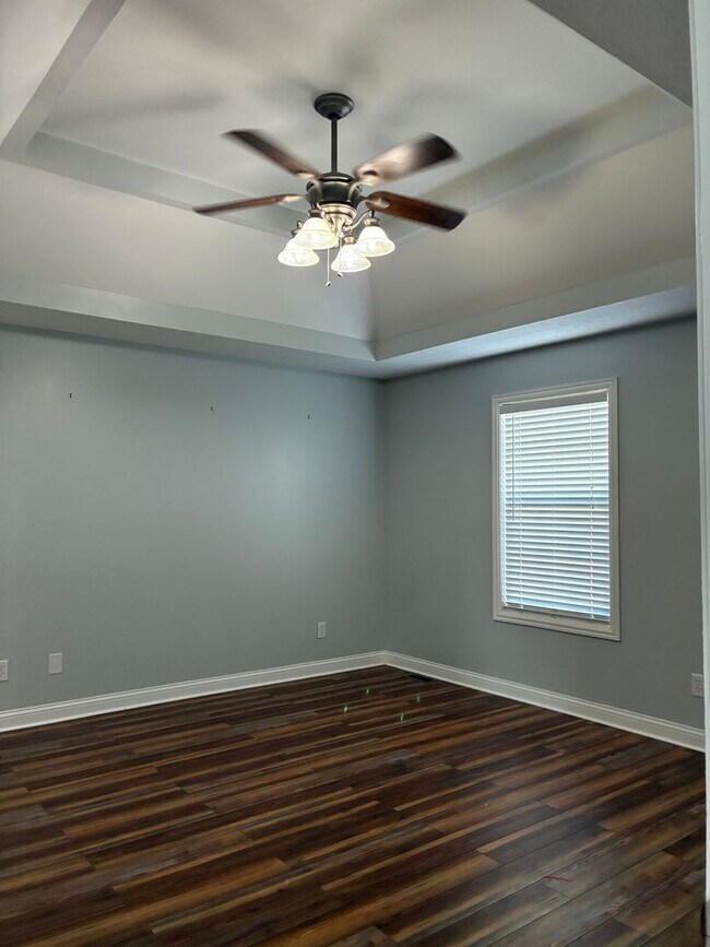 Building Photo - **Summer Ending BUT This Home is HOT**