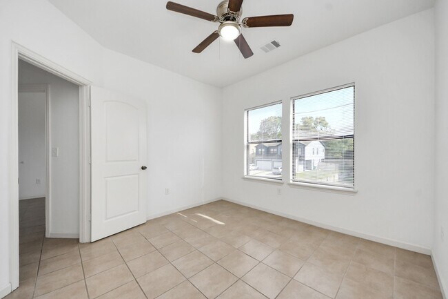 Building Photo - 4311 Oak Ridge Dr