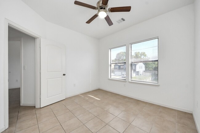 Building Photo - 4335 Oak Ridge Dr