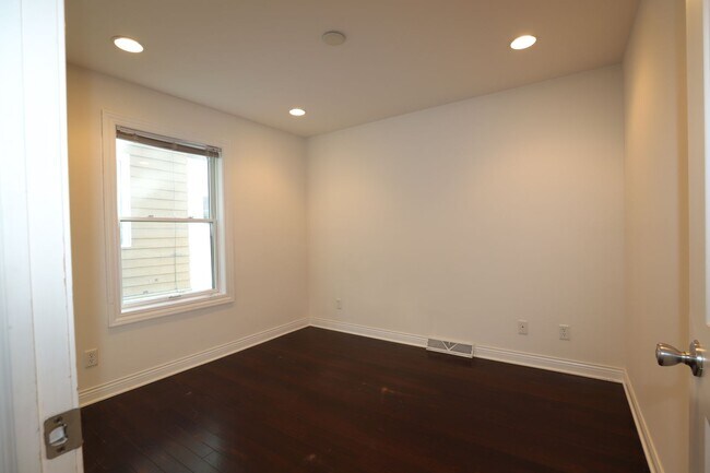 Building Photo - 2021 Monroe St