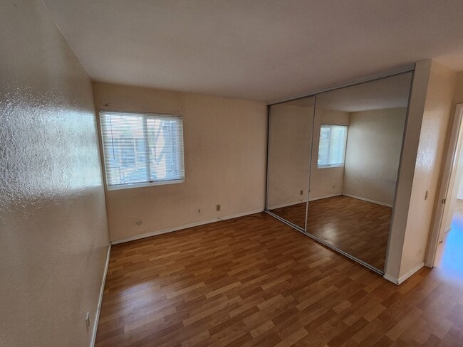 Building Photo - 3 Bedroom 2 Bath Upper Unit in Mira Mesa