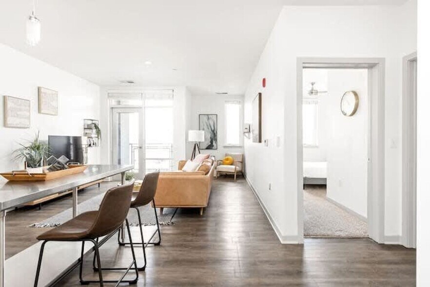 Building Photo - 747 N College Ave