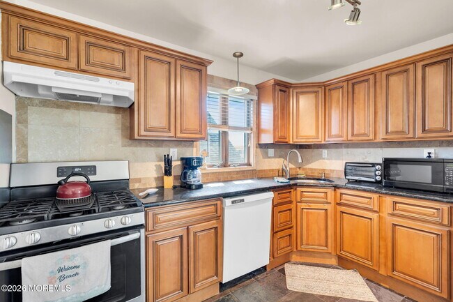 Building Photo - 65 Grand Central Ave