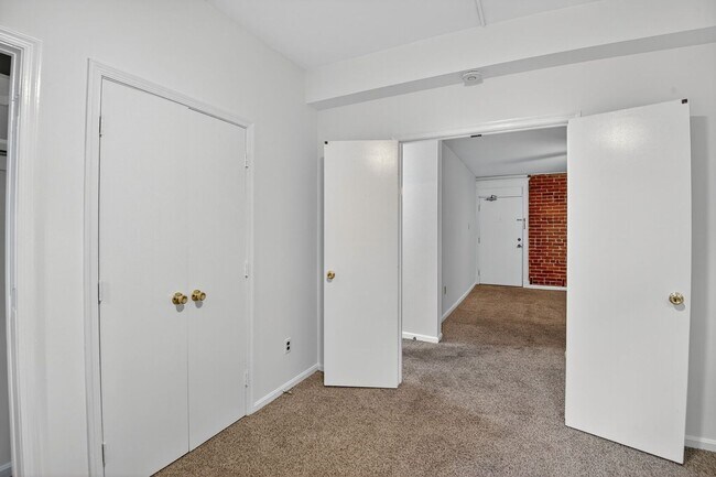 Building Photo - Available Now! 2Bd / 1.5Ba in the Heart of Adams Morgan!