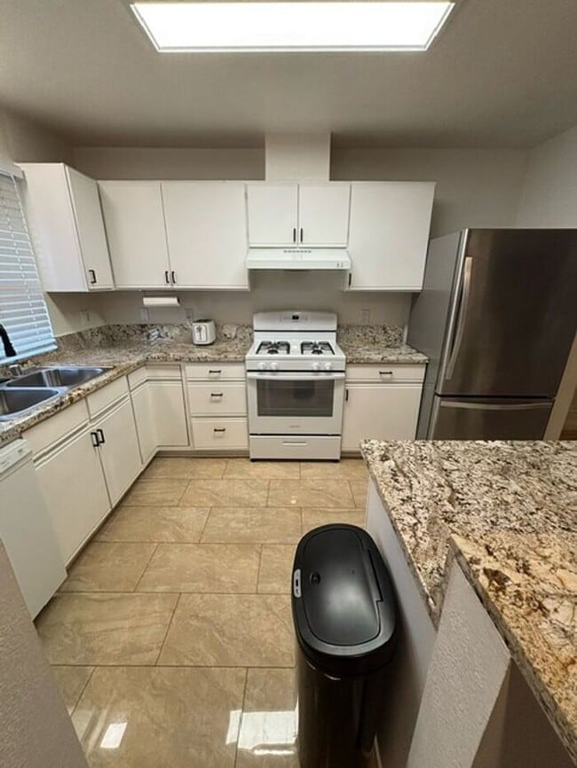 Building Photo - Beautiful Dual Master Townhome Palmdale