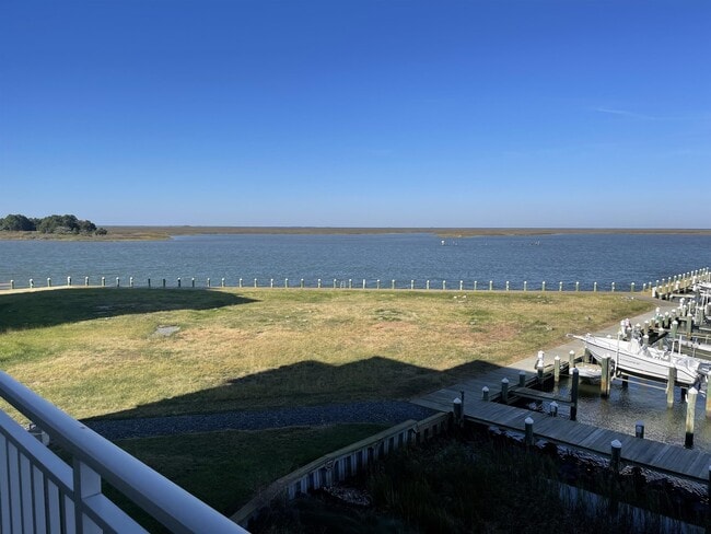 Building Photo - 102 Williams St