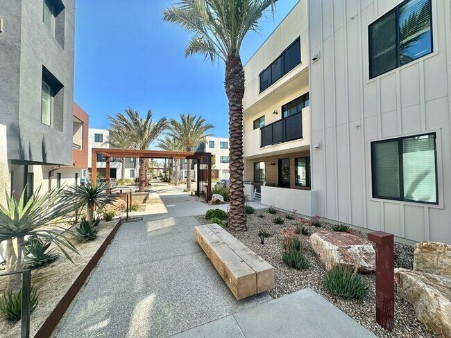 Building Photo - Modern 3BR Townhome in Ocean View Hills with Attached Garage & Open Floor Plan