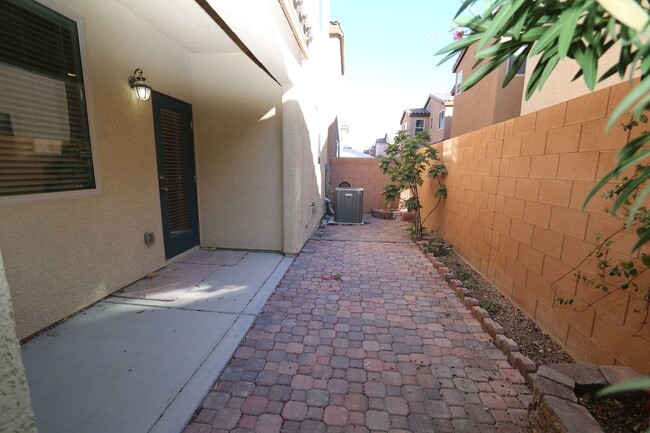 Building Photo - Beautiful 3 Bedroom Home in Southwest