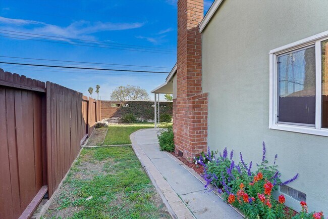 Building Photo - Spacious 4-Bedroom Whittier Home with Updated Kitchen