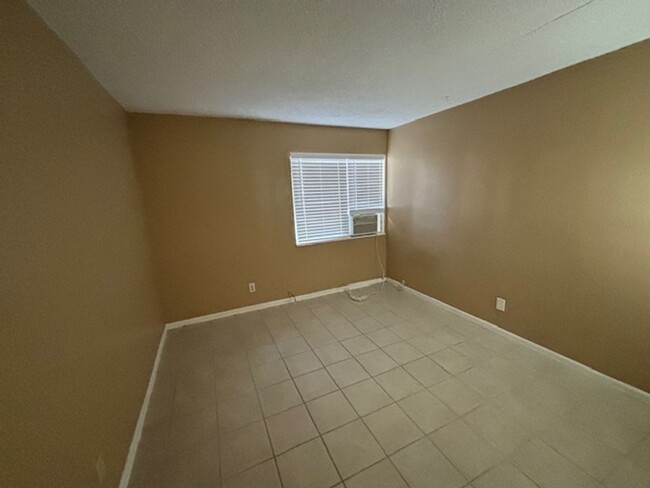 Building Photo - Clean 1 Bedroom / 1 Bathroom Condo in Cali...