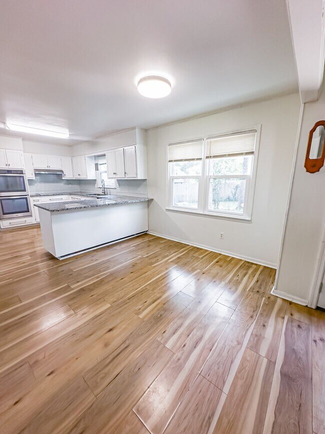 Building Photo - Lovely Home! Lots Of Space!