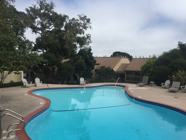 Building Photo - Partially Furnished One-Bedroom in Monterey!