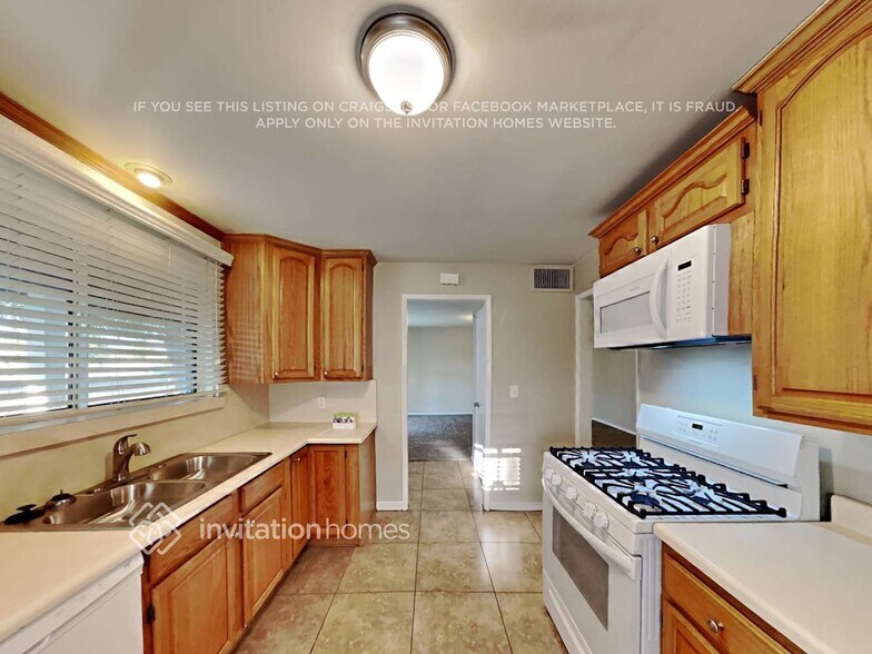 Building Photo - 3036 W Elm St