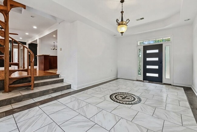 Building Photo - 2135 Mirabeau Ave