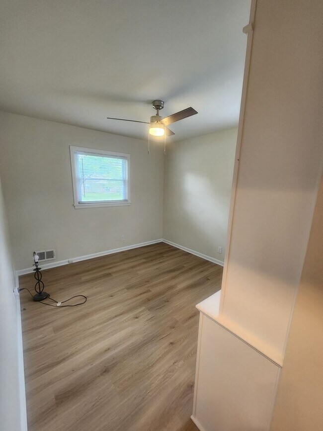 Building Photo - Beautiful and spacious 3 bedroom 1 bath ho...
