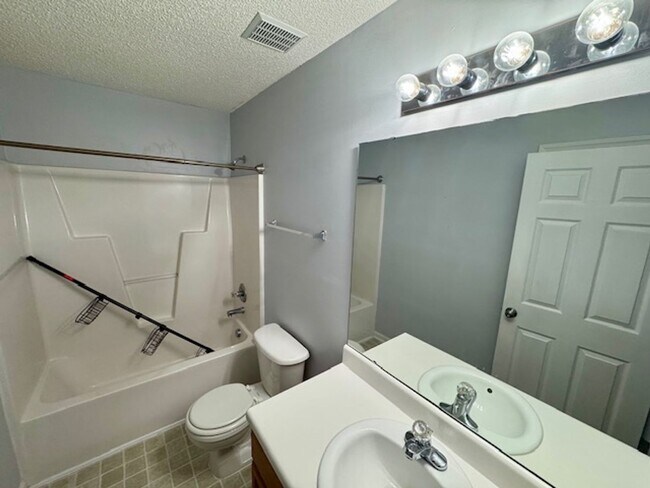 Building Photo - Fuquay-Varina Ranch!