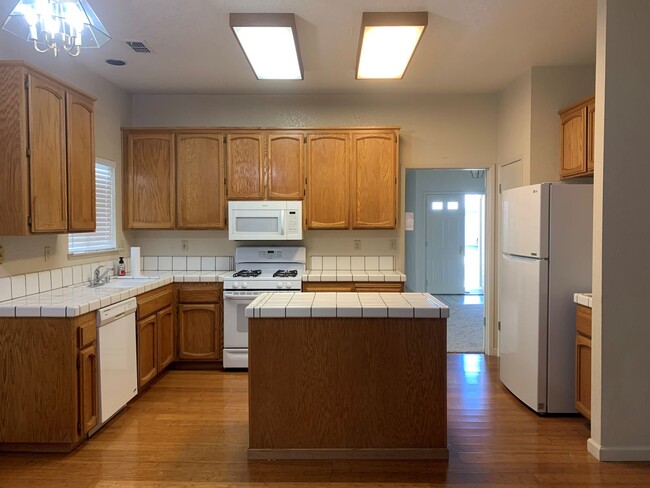 Building Photo - COMING SOON!!! Large 3 bedroom with an office in Elk Grove