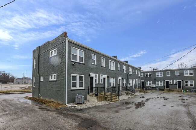 Building Photo - Modern 2BR Townhouse | Walk to Downtown | All Utilities Included