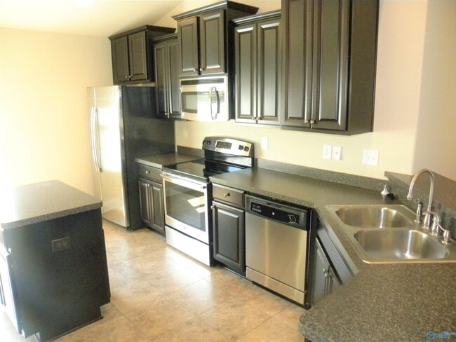 Building Photo - 202 Ashbrook Cir